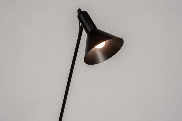 Stojací lampa Classicon Nero (LMD)