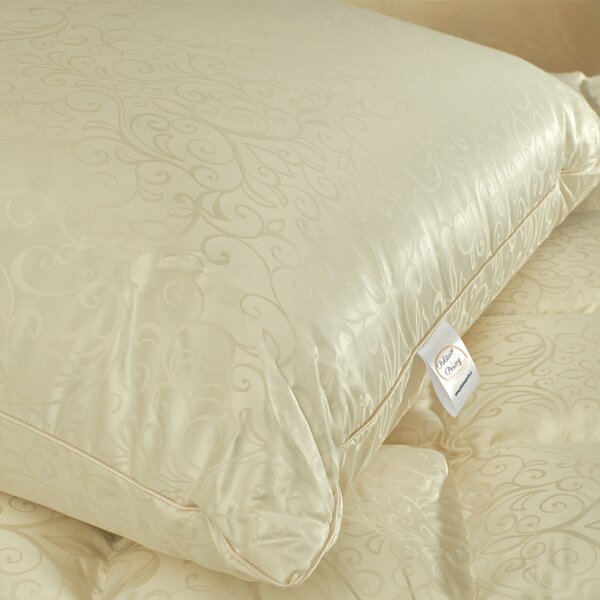 Tříkomorový péřový polštář Royal Silk: Champagne 70x90cm Střední