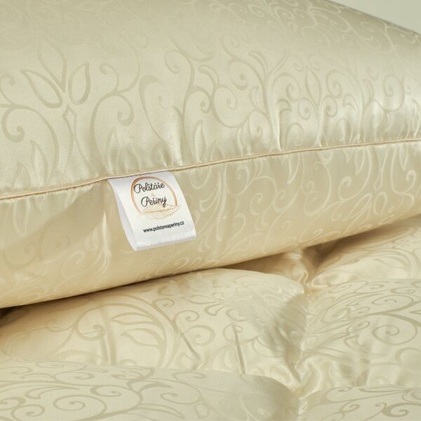 Tříkomorový péřový polštář Royal Silk: Champagne 70x90cm Střední