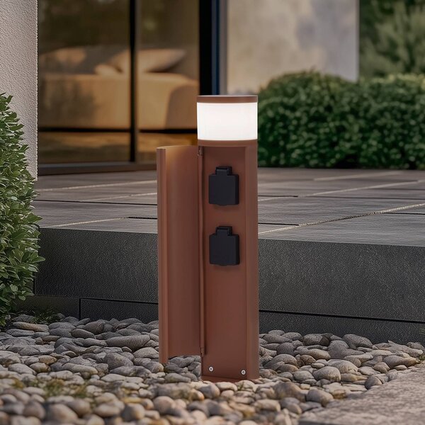 Lucande Stojací lampa Corban, rez, dvířka, zásuvky, G9, IP44, stmívatelný, Hnědá / rez, Hliník, Moderní