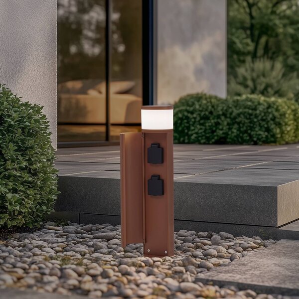 Lucande Stojací lampa Corban, rez, dvířka, zásuvky, G9, IP44, stmívatelný, Hnědá / rez, Hliník, Moderní