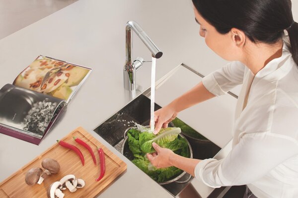 Grohe Essence kuchyňská baterie stojící StarLight Chrome 30270000