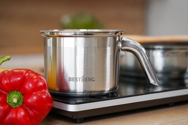 MEGAKOMBO Multifunkční kuchyňský robot BestBerg BBR-1900P + 15dílná sada nerezových hrnců a nepřilnavých pánví BestBerg BBSC-15 / stříbrná