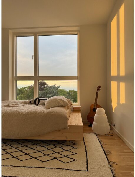 Dvoulůžková postel z borovicového dřeva s roštem 180x200 cm v přírodní barvě Merge – Karup Design