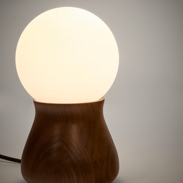 Ořechová stolní lampa Kave Home Okeni