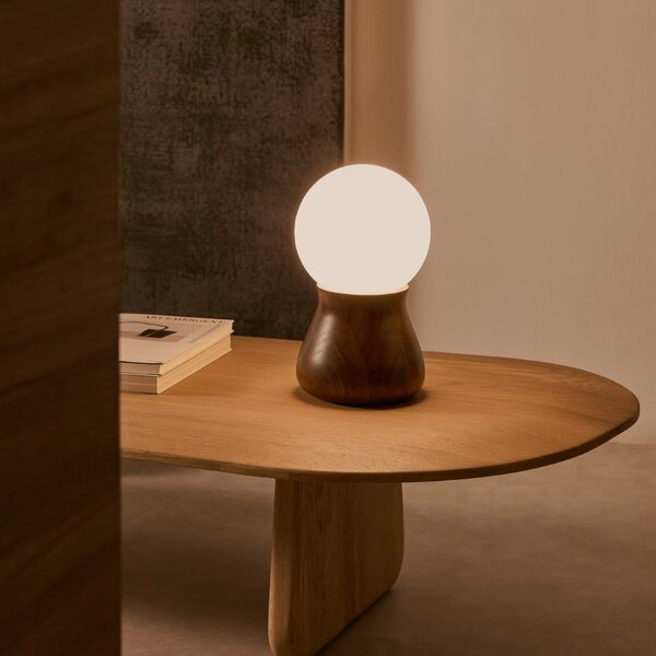 Ořechová stolní lampa Kave Home Okeni