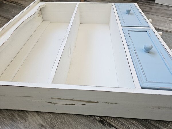 Bílá vintage nástěnná polička s modrými šuplíčky Vann antik - 56*13*60 cm - Clayre & Eef