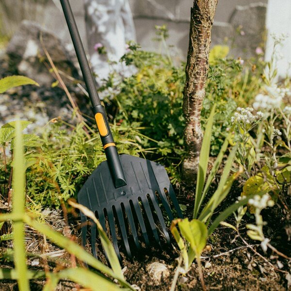 OneClick Hrábě na listí úzké, plastové FISKARS 1082704