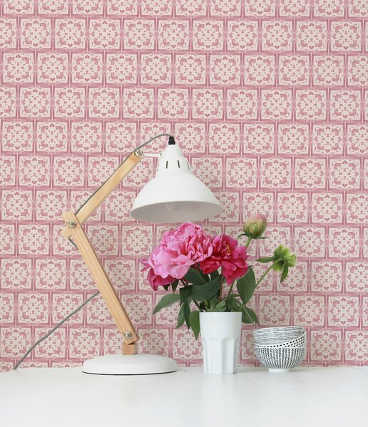 FUGU Dekorativní tapeta s geometrickým ornamentem – Ornamental Tiles Pink Materiál: Digitální eko vlies - klasická tapeta nesamolepicí