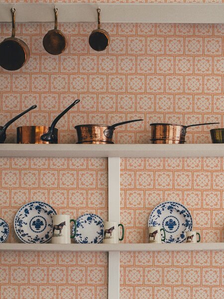 FUGU Moderní tapeta s ornamentálním vzorem – Ornamental Tiles Peach Materiál: Digitální eko vlies - klasická tapeta nesamolepicí