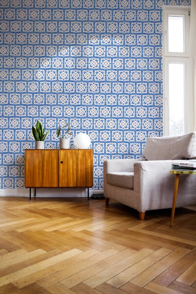 FUGU Designová tapeta s modrým ornamentem – Ornamental Tiles Blue Materiál: Digitální eko vlies - klasická tapeta nesamolepicí