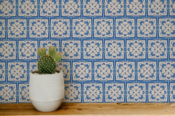 FUGU Designová tapeta s modrým ornamentem – Ornamental Tiles Blue Materiál: Digitální eko vlies - klasická tapeta nesamolepicí