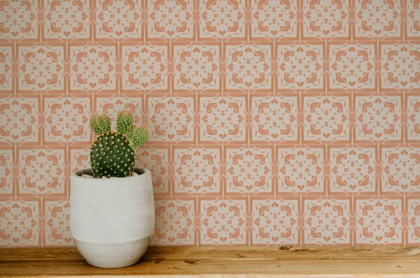 FUGU Moderní tapeta s ornamentálním vzorem – Ornamental Tiles Peach Materiál: Digitální eko vlies - klasická tapeta nesamolepicí