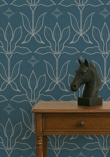FUGU Moderní tapeta s botanickým ornamentem – Magnolia Mirror Blue Materiál: Digitální eko vlies - klasická tapeta nesamolepicí