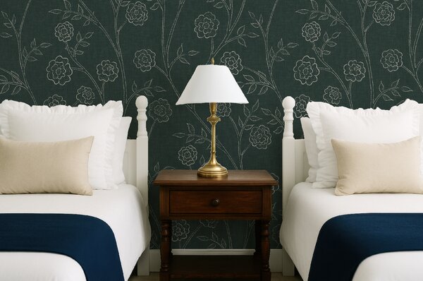 FUGU Elegantní tapeta s popínavými růžemi – Trailing Roses Dark Green Materiál: Digitální eko vlies - klasická tapeta nesamolepicí