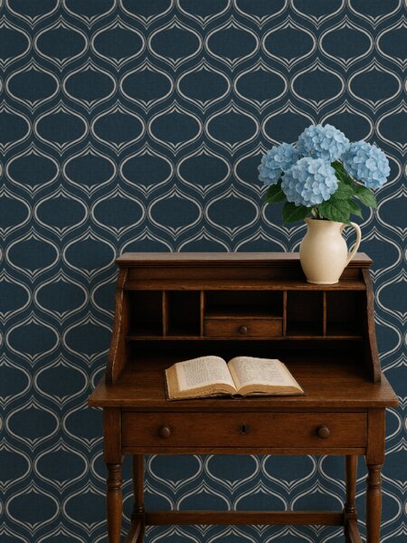FUGU Designová tapeta s ogee ornamentem – Sleeping Ogees Deep Teal Materiál: Digitální eko vlies - klasická tapeta nesamolepicí