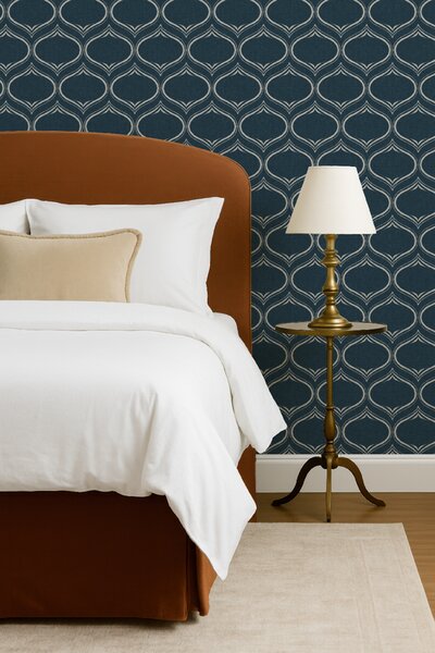 FUGU Designová tapeta s ogee ornamentem – Sleeping Ogees Deep Teal Materiál: Digitální eko vlies - klasická tapeta nesamolepicí