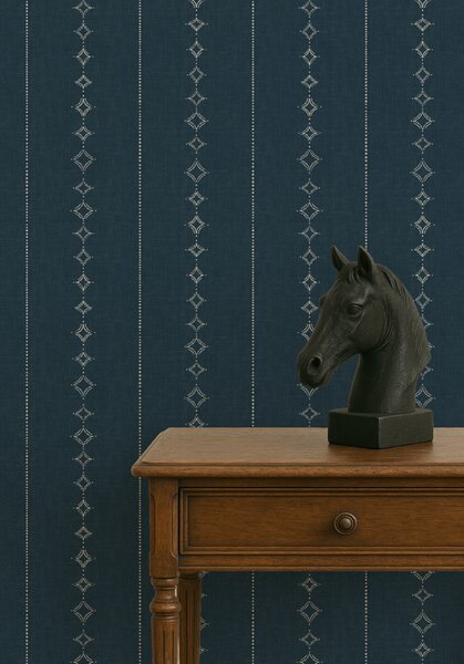 FUGU Designová tapeta s jemnými pruhy – Light Diamonds Navy Materiál: Digitální eko vlies - klasická tapeta nesamolepicí