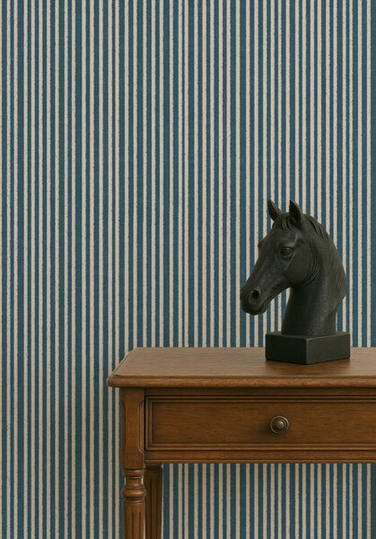 FUGU Moderní tapeta s jemným proužkem – Fine Stripes Blue Materiál: Digitální eko vlies - klasická tapeta nesamolepicí