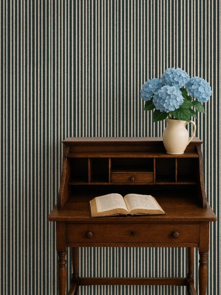 FUGU Elegantní pruhovaná tapeta – Fine Stripes Dark Green Materiál: Digitální eko vlies - klasická tapeta nesamolepicí