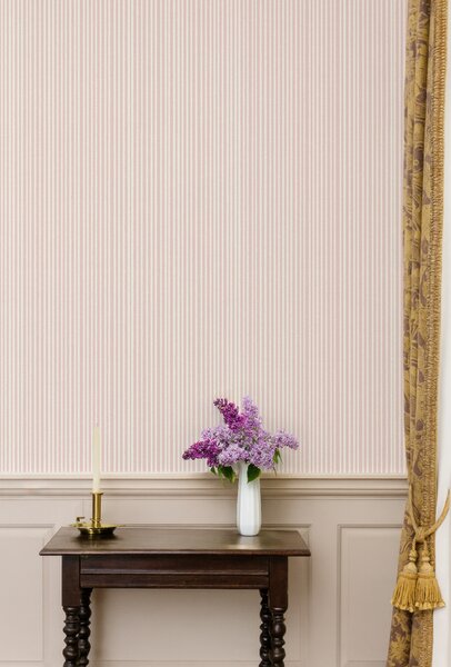 FUGU Světlá tapeta s drobným proužkem – Fine Stripes Blush Materiál: Digitální eko vlies - klasická tapeta nesamolepicí