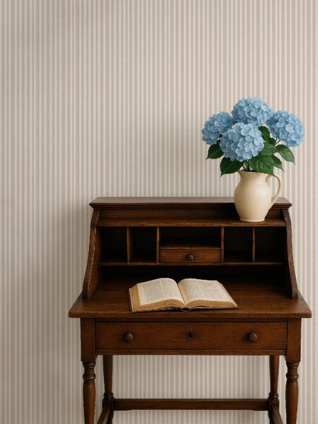 FUGU Kvalitní světlá proužkovaná tapeta – Fine Stripes Cream Materiál: Digitální eko vlies - klasická tapeta nesamolepicí