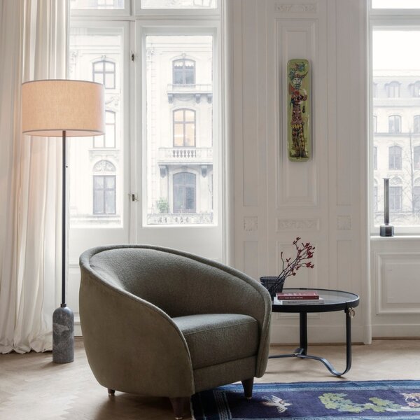 GUBI Mramorová stojací lampa Gravity 169 cm