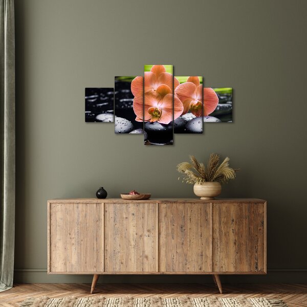 Obraz - Oranžová orchidej s palmovými listy (125x70 cm)