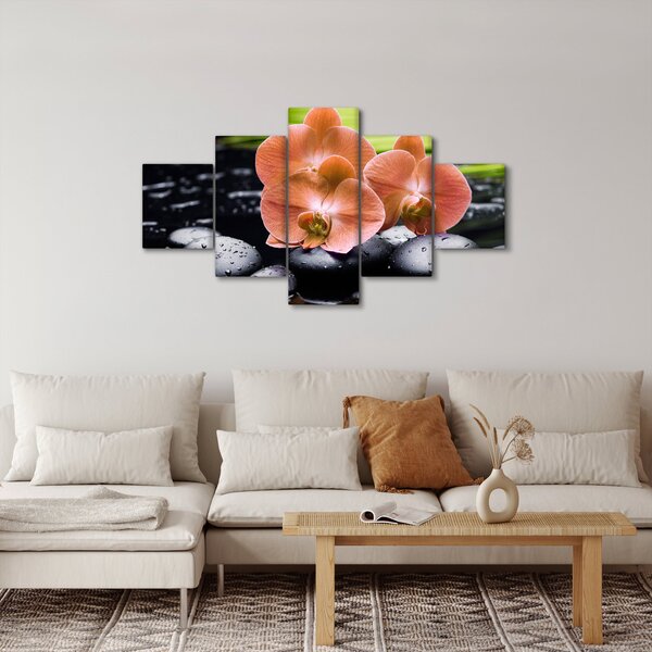 Obraz - Oranžová orchidej s palmovými listy (125x70 cm)