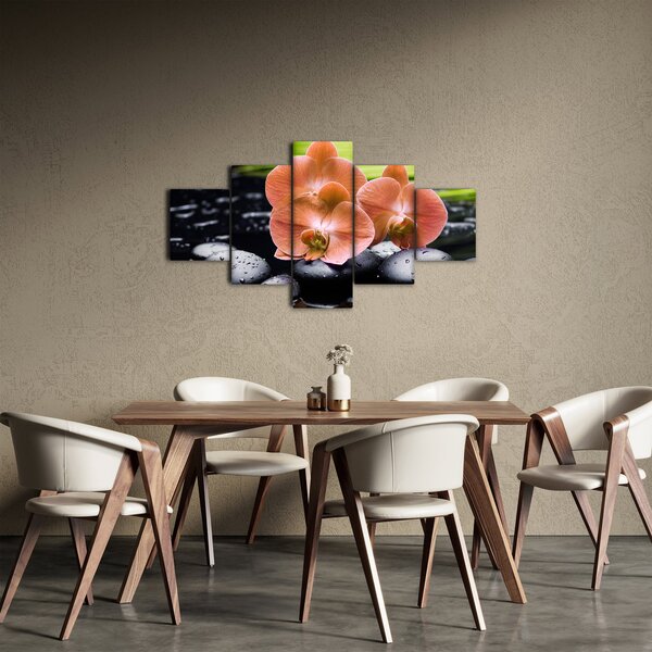 Obraz - Oranžová orchidej s palmovými listy (125x70 cm)