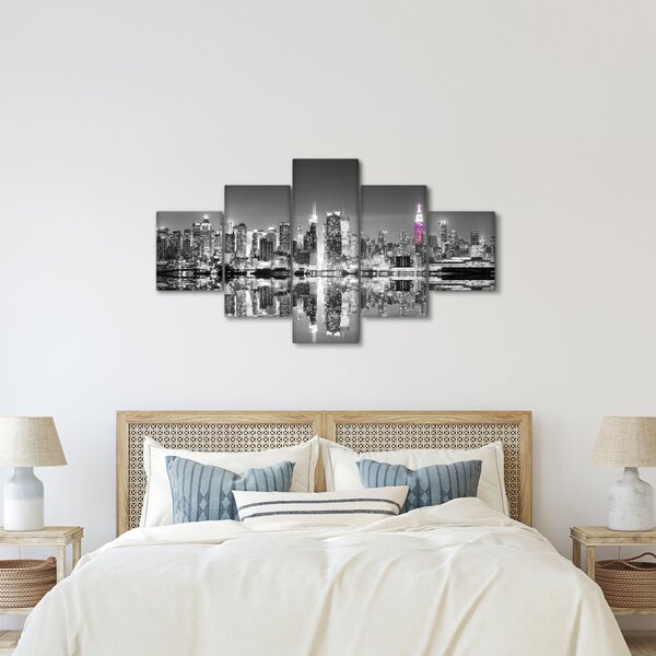 Obraz - New York a fialový mrakodrap (125x70 cm)