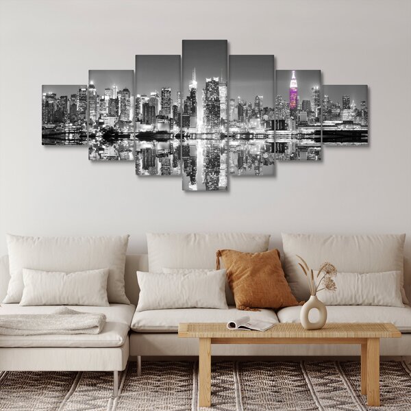 Obraz - New York a fialový mrakodrap (210x100 cm)