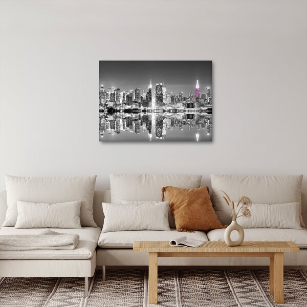 Obraz - New York a fialový mrakodrap (70x50 cm)