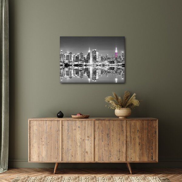 Obraz - New York a fialový mrakodrap (70x50 cm)