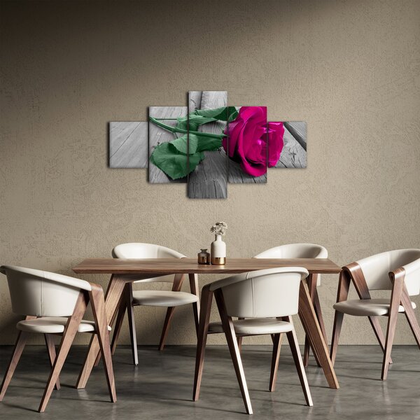 Obraz - Růžová růže se zeleným stonkem (125x70 cm)