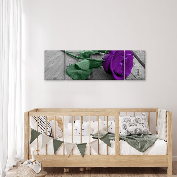 Obraz - Fialová růže se zeleným stonkem (170x50 cm)