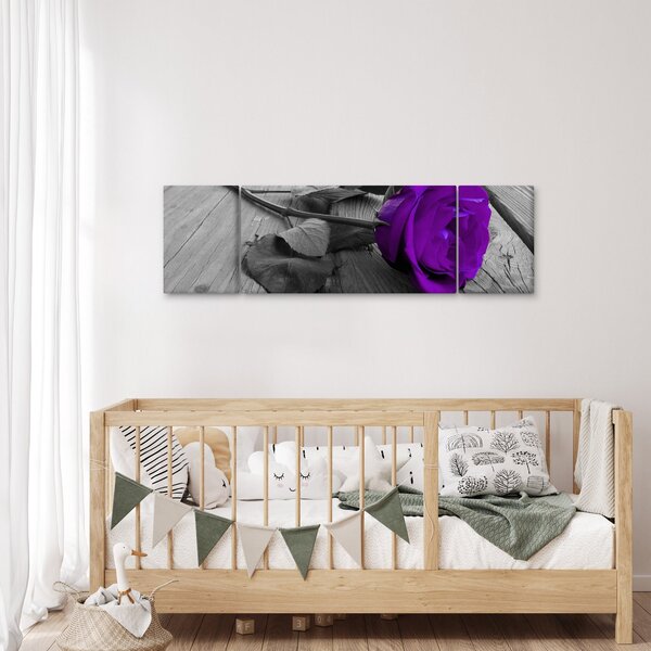 Obraz - Fialová růže se zeleným stonkem (170x50 cm)