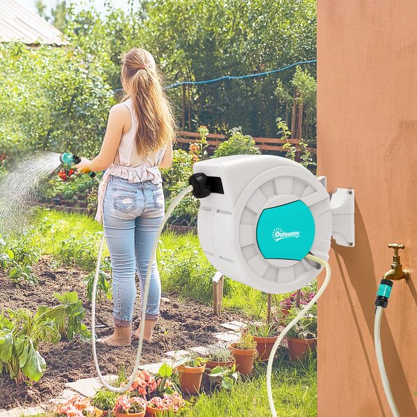 Zavlažovací hadice Outsunny, hadice 25+2m, se stěnovým držákem + rukojetí, otáčení 180°, 7 zavlažovacích možností, světle šedá | Aosom