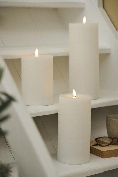 IB Laursen LED sloupová svíčka WARM FLAME 20 cm bílá