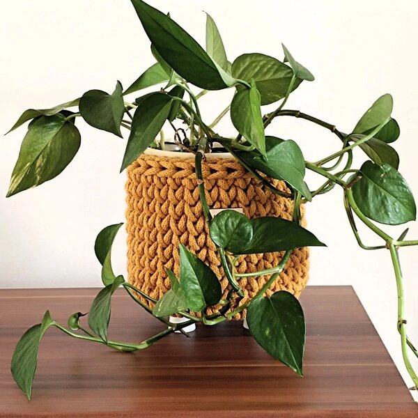 Háčkovaný obal/stojan na květináč okrový