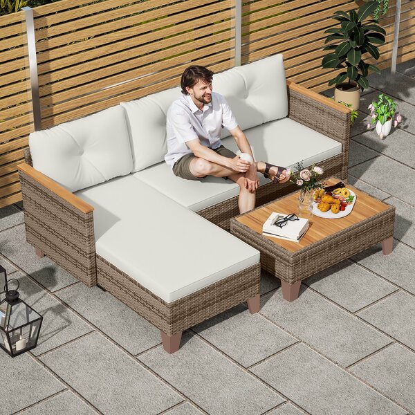 Outsunny 3dílná Ratanová Zahradní Souprava, Exteriérové Lounge s 2-Místnou Pohovkou, Lehátkem, Skleněným Kávovým Stolem a Pratelnými Polštáři, Ocelový