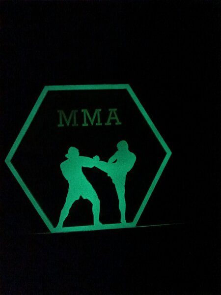 Z rodinné dílny Dřevěný věšák na medaile MMA – svítící dekorace do pokoje