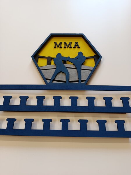 Z rodinné dílny Dřevěný věšák na medaile MMA – svítící dekorace do pokoje