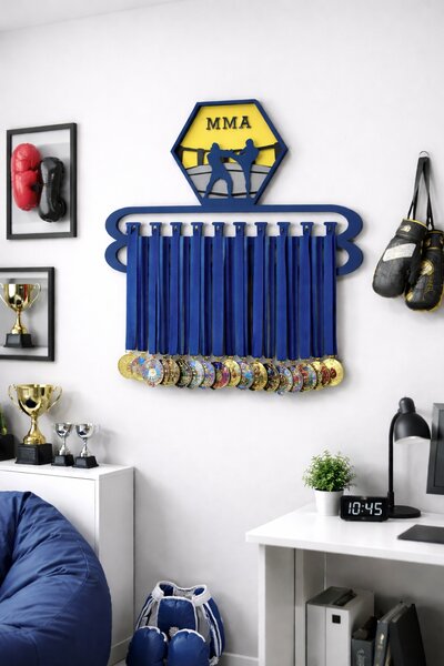 Z rodinné dílny Dřevěný věšák na medaile MMA – svítící dekorace do pokoje