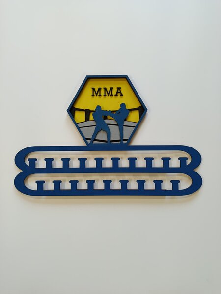 Z rodinné dílny Dřevěný věšák na medaile MMA – svítící dekorace do pokoje