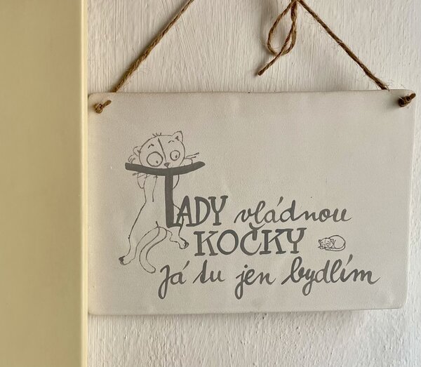 Kočičí cedulka - Tady vládnou kočky Keramika Andreas Nápis: Tady vládnou kočky, já tu jen bydlím