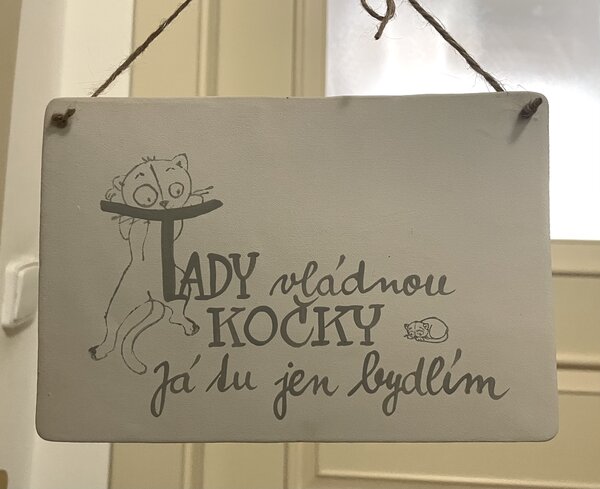 Kočičí cedulka - Tady vládnou kočky Keramika Andreas Nápis: Tady vládnou kočky, já tu jen bydlím
