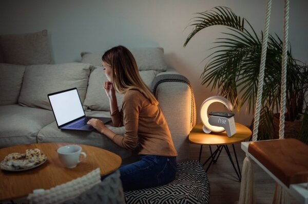 Immax 08987L-LEDRGB Stmívatelná lampa s budíkem a Qi nabíjením 30W/230V stříbrná