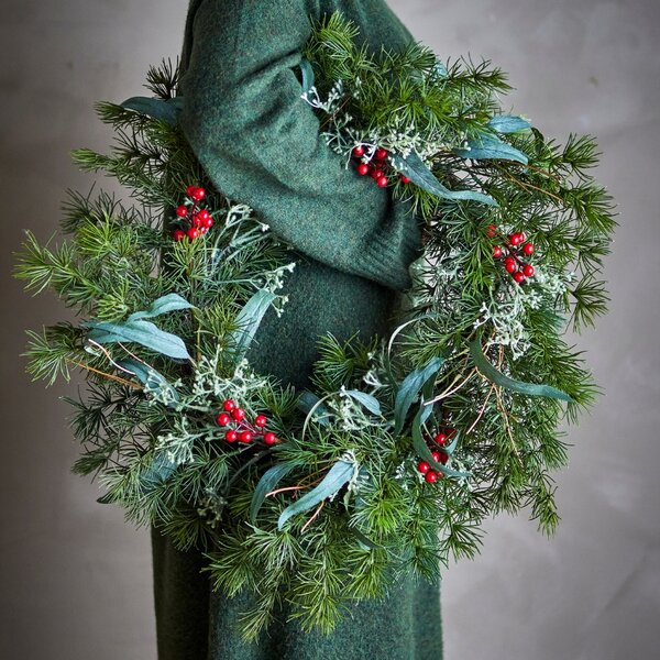 -25 % Dny MOMENTI– Bloomingville Zelený plastový dekorativní věnec Pine 60 cm