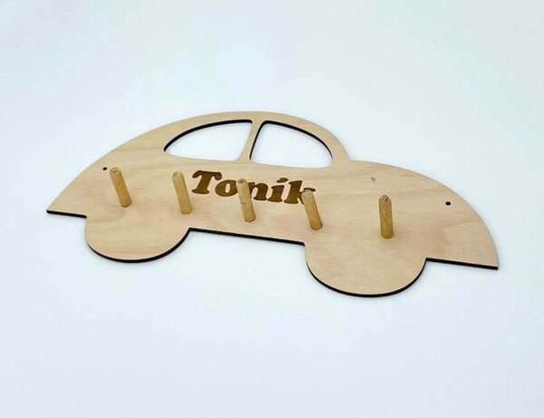 Dřevěný věšák auto se jménem dítěte